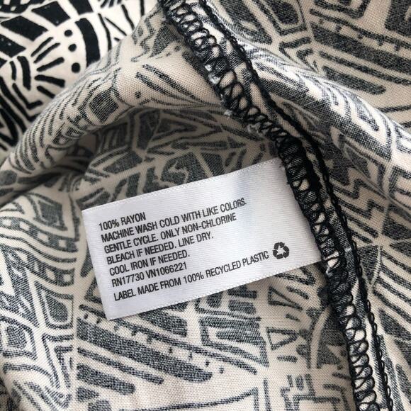 Mossimo black white geometric print tunic tank pockets keyhole - Picture 6 of 6